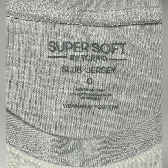 Torrid size 0 Super Soft Slub Jersey white tee with silver collar EUC - Picture 6 of 8